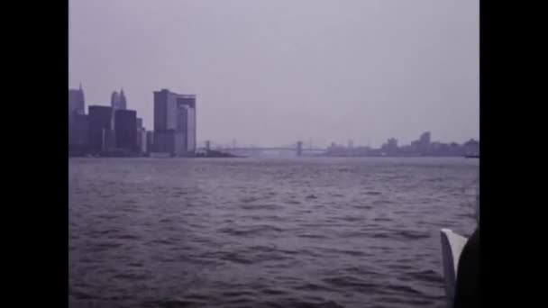 New York Usa Maj 1975 Färja Framför Skyline Manhattan Nyc — Stockvideo