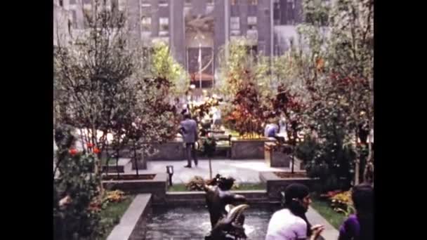 1975年 昭和50年 ニューヨークのロックフェラーセンターにおけるプロメテウス像70年代 — ストック動画