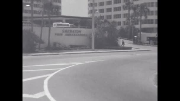 Miami Stany Zjednoczone Może 1975 Lady Spacery Obok Hotelu Sheraton — Wideo stockowe