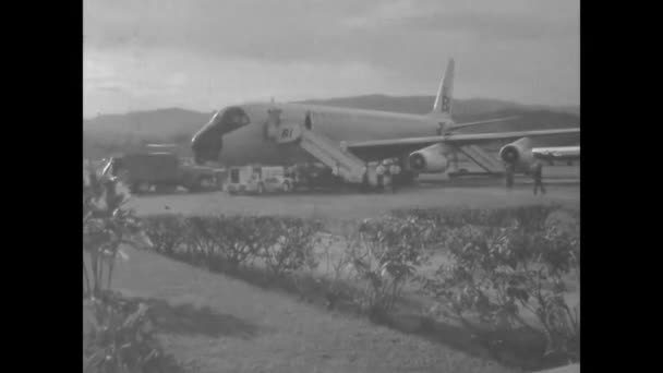 마이애미 1975 사람들 비행기에서 내려서 종착지를 — 비디오