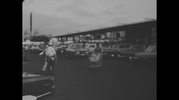 1974年6月ペルーのリマ 人々は70年代にトロリーを持ってショッピングセンターから出てきます — ストック動画