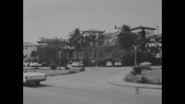 Lima Perú Junio 1974 Gente Cerca Autos Estacionados Una Zona — Vídeo de stock