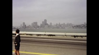 San Francisco, ABD Haziran 1975: Çocuklu kadın 70 'lerde turist minibüsünü bekliyor