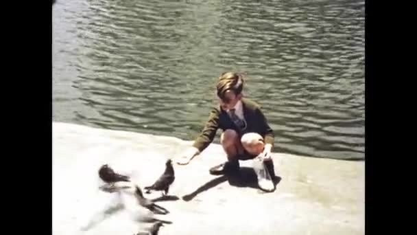 San Francisco Abd Haziran 1975 Genç Çocuk Lerde Güvercinlere Patlamış — Stok video