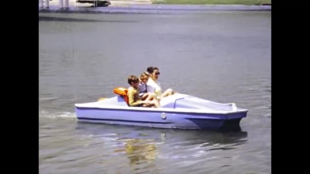 Τορόντο Καναδάς Ιούνιος 1975 Τουρίστες Απολαμβάνουν Βόλτα Βάρκα Στη Λίμνη — Αρχείο Βίντεο