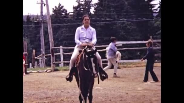 Toronto Kanada Czerwiec 1975 Ludzie Jeżdżą Koniach Kurorcie Turystycznym Latach — Wideo stockowe