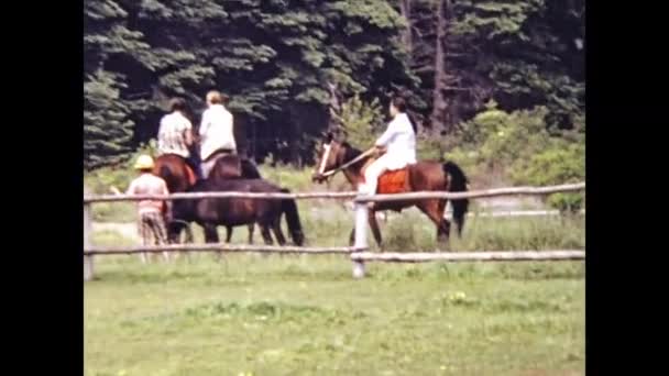 Toronto Kanada Czerwiec 1975 Ludzie Jeżdżą Koniach Kurorcie Turystycznym Latach — Wideo stockowe
