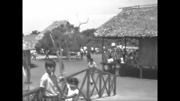 Guayaquil Ecuador Mei 1975 Mensen Het Park Met Rieten Dak — Stockvideo