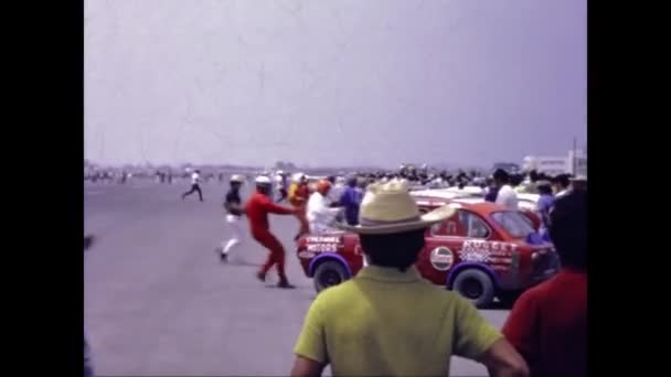 1975年 昭和50年 5月エクアドル ガイアキル 旧自動車レース開始 70年代のラス レイエンダスモーターレースのシーン — ストック動画