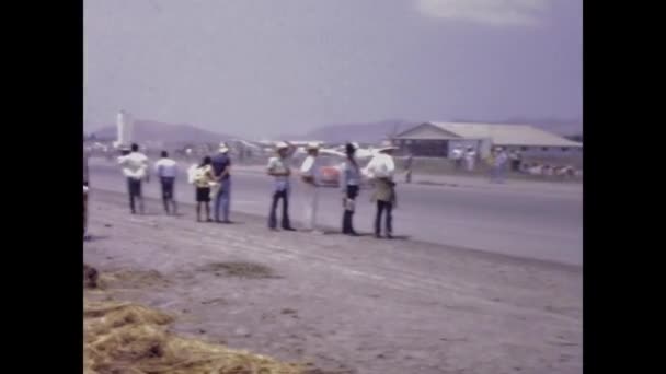 Guayaquil Ecuador Maj 1975 Folk Tittar Bilar Rör Sig Hög — Stockvideo