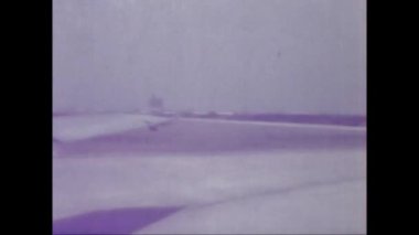 Guayaquil, Ekvador Mayıs 1975: Uçak kanadının pencere kenarından görüntüsü