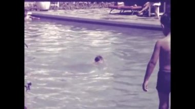 Arequipa, Peru Mayıs 1975: Çocuklar 70 'lerde havuza atlıyor