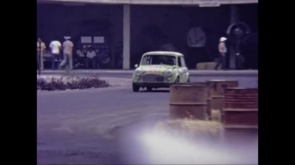 厄瓜多尔瓜亚基尔 1975年 在70年代的比赛中 赛车以高速前进 — 图库视频影像