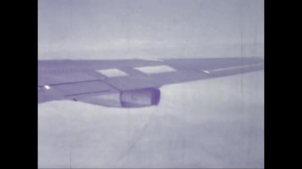 1975年 昭和50年 5月エクアドル ガイアキル 70年代の窓際席からの飛行機翼の眺め — ストック動画