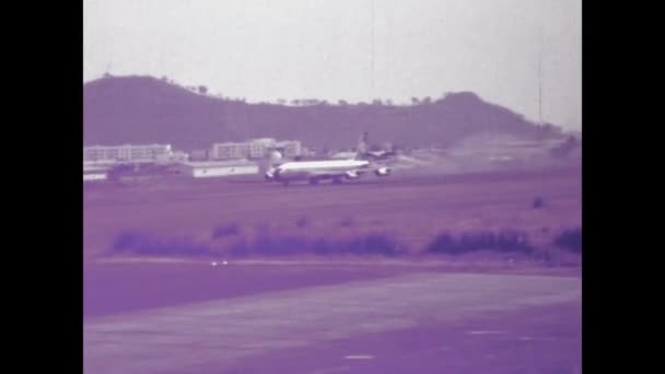 Guayaquil Ekvador Mayıs 1975 Lufthansa Havaalanı Lerde Kalkış Pistte Taksicilik — Stok video