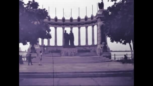 厄瓜多尔瓜亚基尔 Guayaquil 可能在1975年 游客们在70年代参观了罗通达省的海米奇洛纪念碑 — 图库视频影像