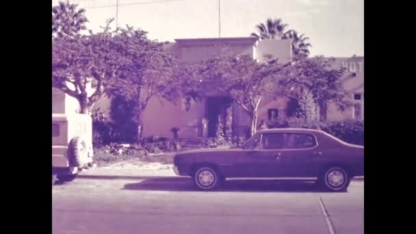 Arequipa Perú Mayo 1975 Coches Estacionados Fuera Fachada Del Hotel — Vídeos de Stock