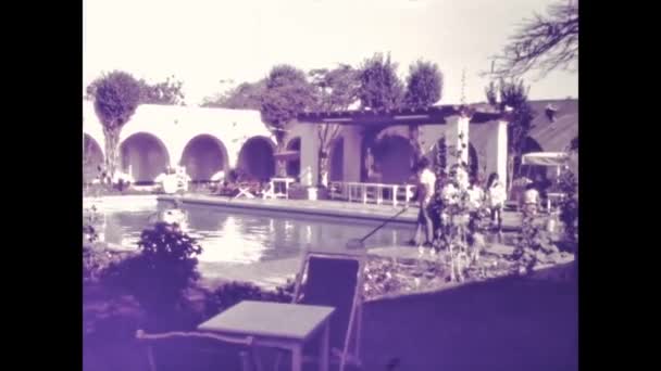 Arequipa Perú Mayo 1975 Los Niños Observan Cómo Personal Limpia — Vídeos de Stock