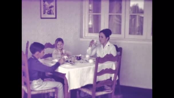 Арекипа Перу Май 1975 Мать Разговаривает Детьми Завтраком Дома — стоковое видео