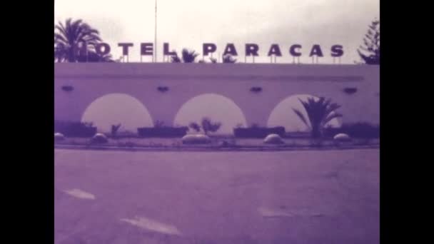 Paracas Peru Maj 1975 Utsikt Över Hotel Paracas Flicka Står — Stockvideo