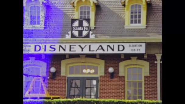 Orlando Spojené Státy Americké Červen 1975 Disneyland Vstup Květinovým Mickey — Stock video