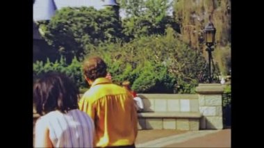 Orlando, ABD Haziran 1975: 70 'lerde Disneyland uyuyan güzellik kalesinde turistler