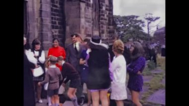 Blackpool, Birleşik Krallık 1975: 70 'lerde kilisede vaftiz töreni için sevimli bir bebek