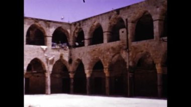 Beit He 'an, İsrail 1975: Khan al Umden saat kulesi - 70' lerde Sütunlu Caravanserai