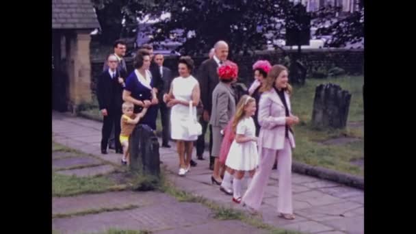 1975年 昭和50年 5月イギリス ブラックプール 70年代洗礼式の白い群れの赤ちゃん — ストック動画