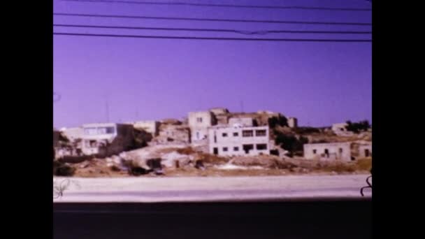 Иерусалим Израиль 1975 Год Вид Старые Исторические Дома Аркой Автомобиля — стоковое видео