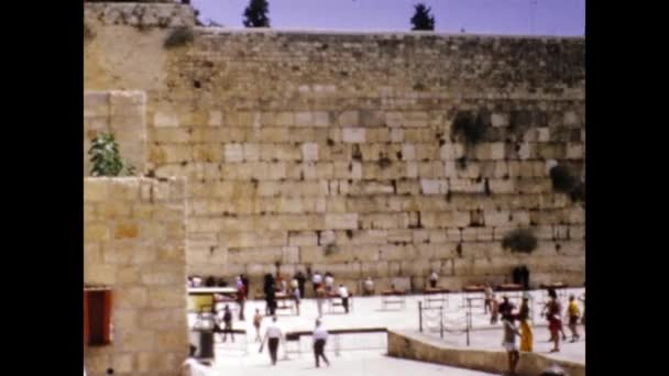 1975年 昭和50年 5月イスラエル エルサレム旧市街レンガ造りの壁のパノラマ — ストック動画