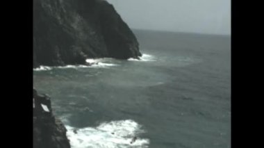 Isola d 'elba, İtalya Haziran 1971: 70' lerde kayalıklara vuran dalgalarla Elba adası kayalık kıyıları