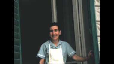 Isola d 'elba, İtalya Haziran 1971: 70' lerde gülümseyen çocuk sahnesiyle ev hanımı