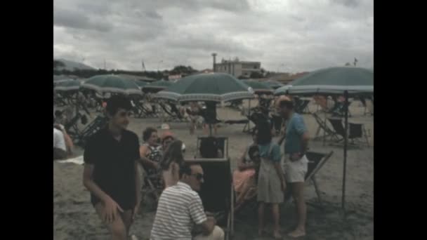 Isola Elba Itália Junho 1971 Cena Férias Praia Com Pessoas — Vídeo de Stock