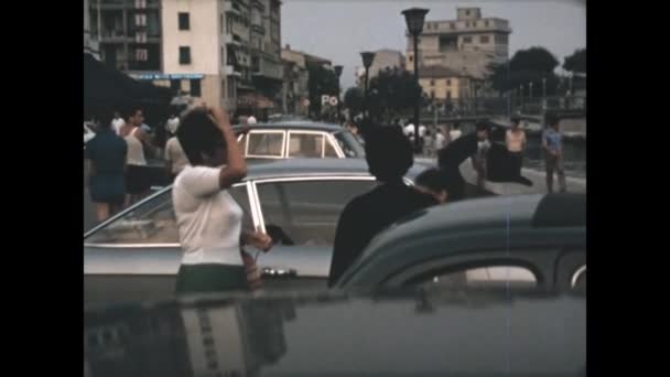 イゾラ デルバ1971年6月 70年代の市街地の人々 — ストック動画