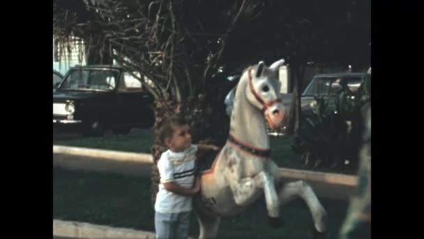 Isola Elba Itália Junho 1971 Criança Cena Carrossel Nos Anos — Vídeo de Stock