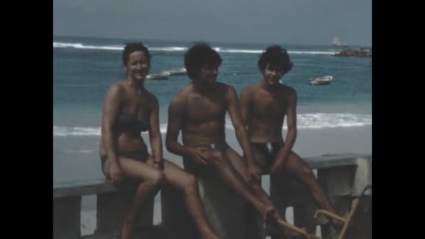 Elba Island Olaszország 1971 Június Baráti Társaság Tengerparti Nyaralás Jelenet — Stock videók
