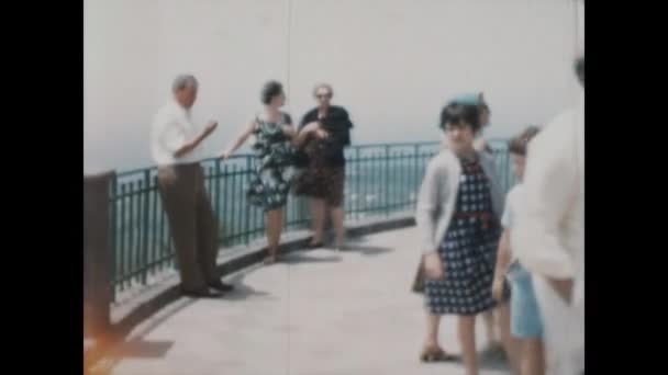 Isla Elba Italia Junio 1971 Grupo Turistas Terraza Escena Del — Vídeo de stock