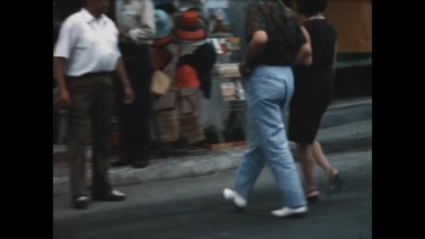 1971年6月 意大利爱尔巴岛 70年代人们小腿漫步城市细节场景 — 图库视频影像