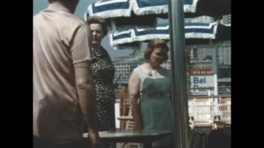 Cenova, İtalya Haziran 1971: 70 'lerdeki yolcu gemisi sahnesinde yolcular