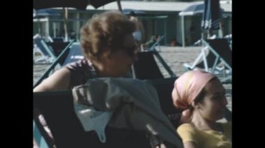 Cenova, İtalya Haziran 1971: 70 'lerde şemsiye altında tatil sahnesi