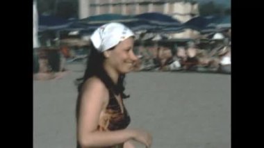 Cenova, İtalya Haziran 1971: 70 'lerdeki plaj tatilindeki arkadaşlar