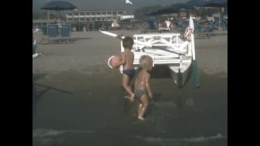 Cenova, İtalya Haziran 1971: Çocuklar 70 'lerde kıyı şeridi tatil sahnesinde oynuyorlar