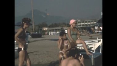 Cenova, İtalya Haziran 1971: Çocuklar 70 'lerde kıyı şeridi tatil sahnesinde oynuyorlar