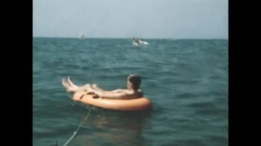 Liguria, İtalya Haziran 1966: Man relaxin sea şişirilebilir sahne 60 'larda