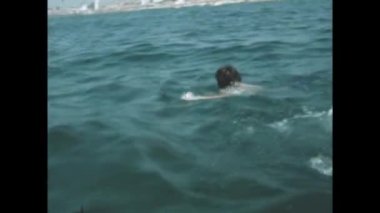 Liguria, İtalya Haziran 1966: İnsanlar 60 'larda deniz tatili sahnesinde yüzüyor