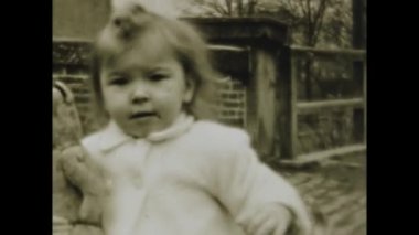 Sint-Stevens-Woluwe, Belçika Kasım 1950: 50 'lerde oyuncak ayılı küçük kız eski aile portresi