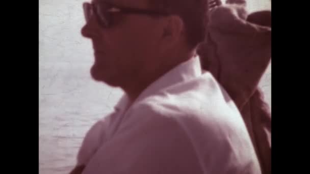 1971年 昭和46年 6月イタリア エルバ島 プロファイル シーンでサングラスを持つ男 — ストック動画