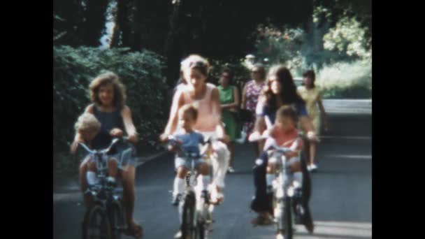 Elba Sziget Olaszország 1971 Júniusa Bicikliző Gyermekes Anyák Csoportja Években — Stock videók