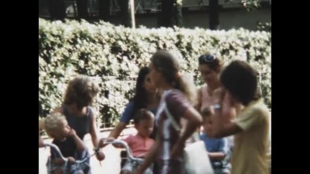 Elba Island Italien Juni 1971 Grupp Mödrar Med Barn Cyklar — Stockvideo